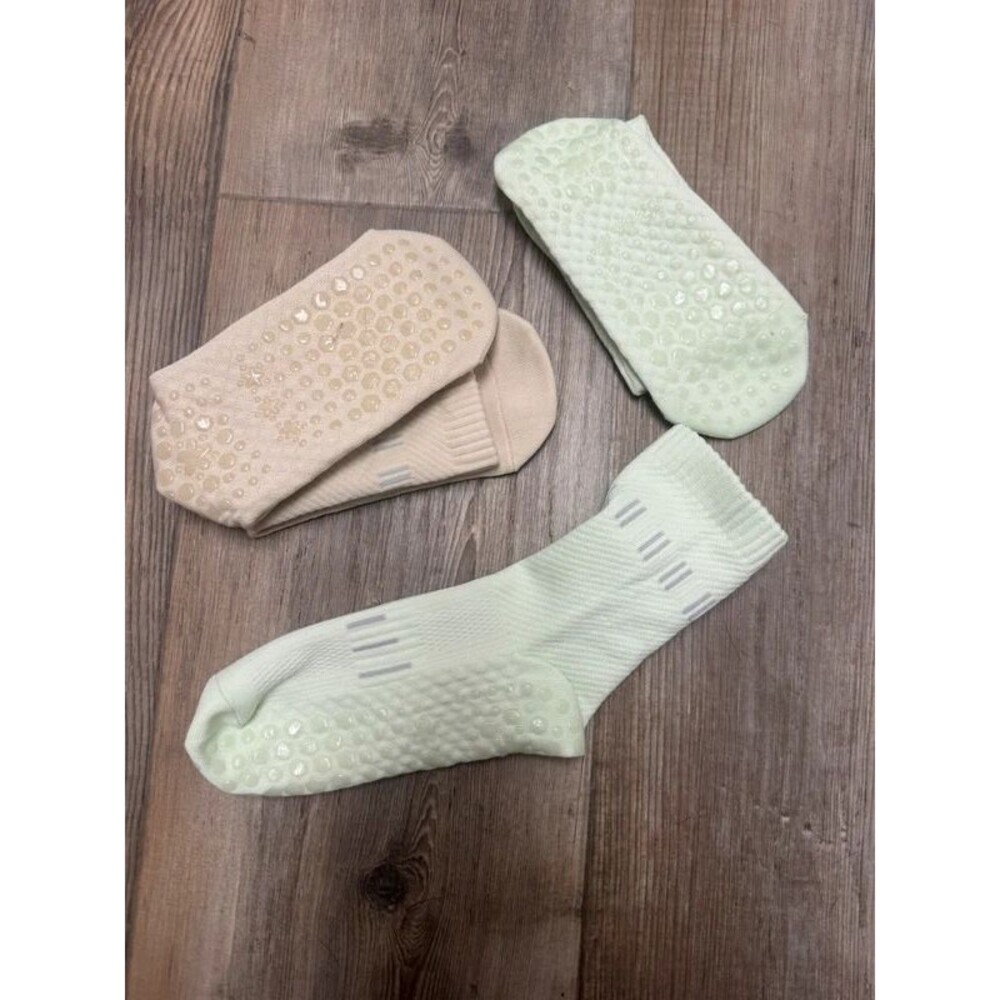 2 Pairs Pilates Socks Yoga Crew Socks with Grips for Women Non Slip